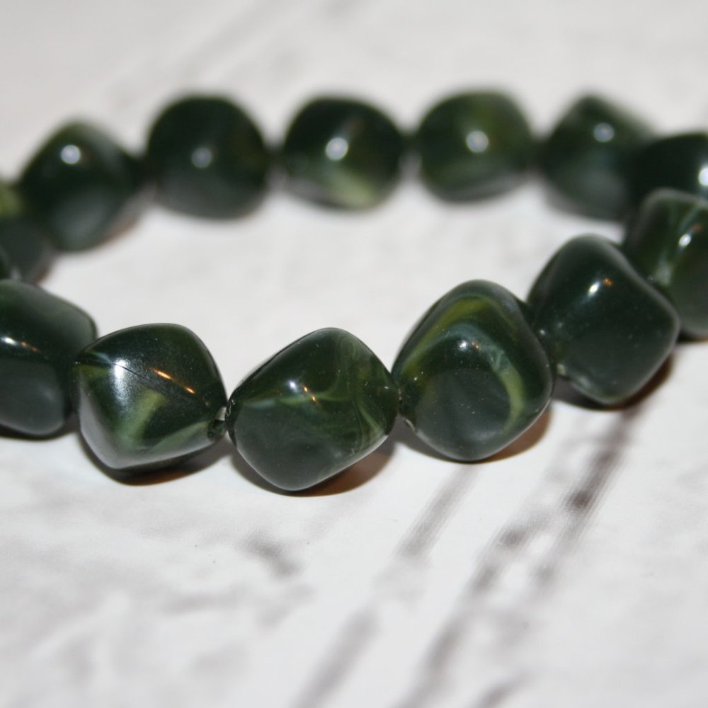 Beautiful olive green beaded bracelet 6"